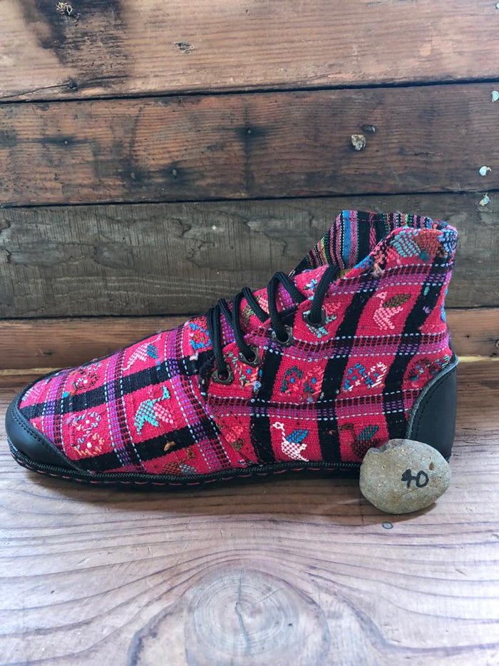 Size 40 Cloth Moccasins Cranes on Red