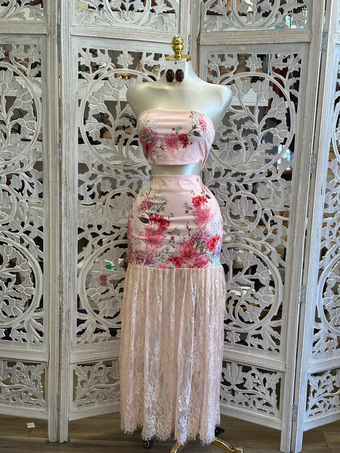 Pale Pink Lace Floral Set- Slightly Stretchy, Estira Poco