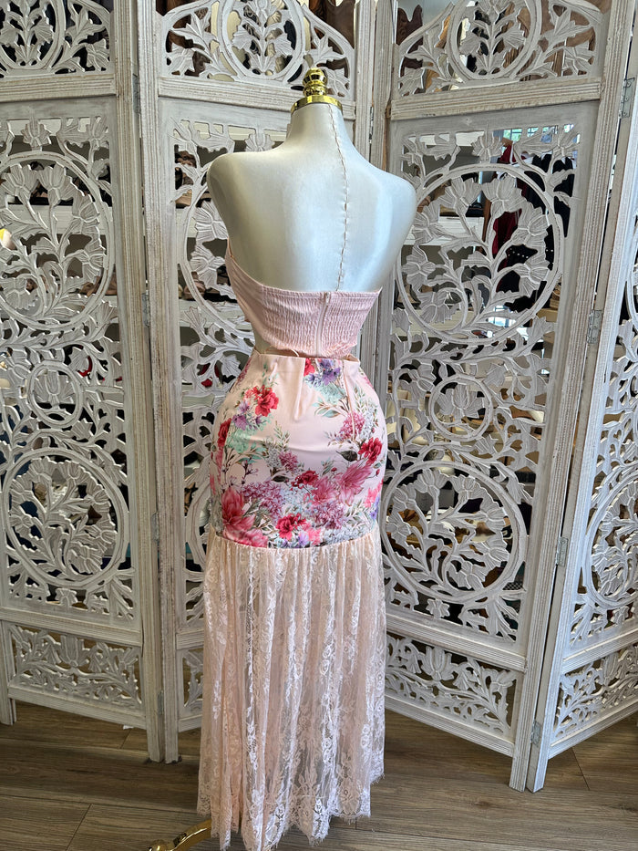Pale Pink Lace Floral Set- Slightly Stretchy, Estira Poco